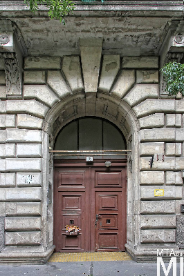 IMG_9040_Alkotmány u. 18_külső_kapu.jpg