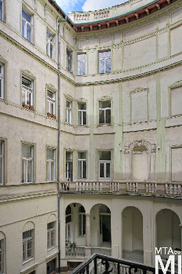 IMG_8983_Alkotmány u. 18_udvar.jpg