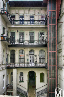 IMG_9020_Alkotmány u. 18_udvar.jpg