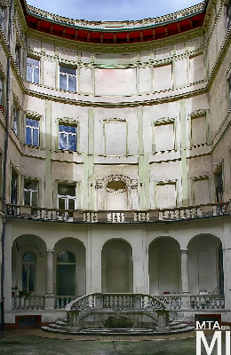 IMG_8939_Alkotmány u. 18_udvar.jpg