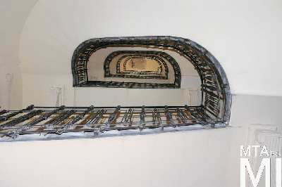 IMG_2447_Alkotmány u. 19_lépcsőház.jpg