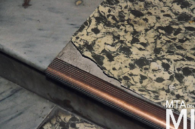 IMG_2458_Alkotmány u. 19_lépcsőház.jpg