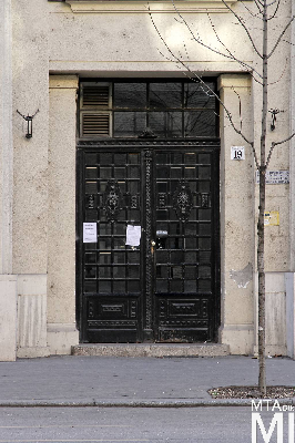 IMG_0059_Alkotmány u. 19_kapu.jpg