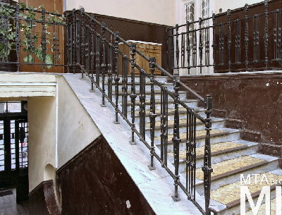 IMG_2442_Alkotmány u. 19_lépcsőház.jpg