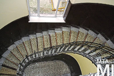 IMG_2455_Alkotmány u. 19_lépcsőház.jpg