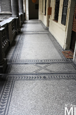 IMG_7016_Alkotmány u. 20_udvar_folyosó.jpg