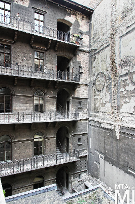 IMG_7019_Alkotmány u. 20_udvar.jpg