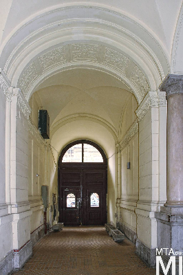 IMG_6999_Alkotmány u. 20_kapualj.jpg