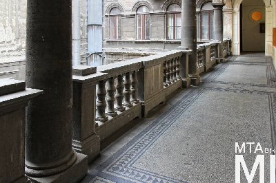 IMG_7017_Alkotmány u. 20_udvar_folyosó.jpg