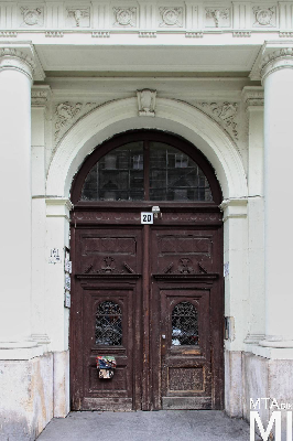 IMG_7059_Alkotmány u. 20_kapu.jpg