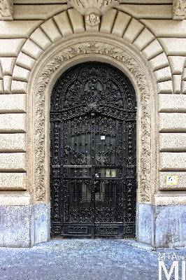 IMG_6380_Alkotmány u. 21_kapu.jpg