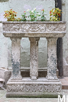 IMG_6367_Alkotmány u. 21_faragvány_az_udvarban.jpg