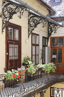 IMG_5098_Alkotmány u. 23_udvari_homlokzat_függőfolyosó_részlet.jpg