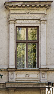 IMG_6725_Alkotmány u. 23_homlokzatrészlet_ablak.jpg