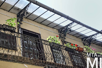 IMG_5094_Alkotmány u. 23_udvari_homlokzat_függőfolyosó_részlet.jpg