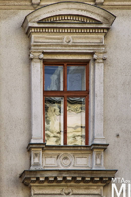 IMG_6724_Alkotmány u. 23_homlokzatrészlet_ablak.jpg