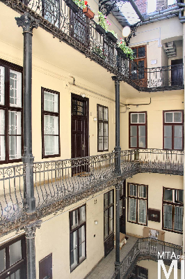 IMG_5093_Alkotmány u. 23_udvari_homlokzat_függőfolyosó.jpg