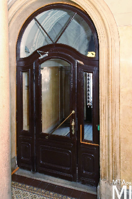 IMG_5532_Alkotmány u. 25_lépcsőház.jpg