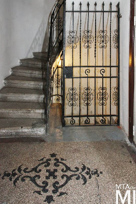 IMG_5547_Alkotmány u. 25_melléklépcsőház.jpg