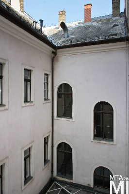 IMG_5553_Alkotmány u. 25_udvari homlokzat_részlet.jpg