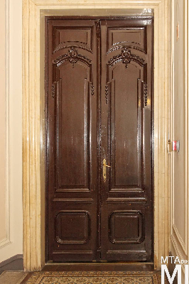 IMG_5487_Alkotmány u. 25_lépcsőház_ajtó.jpg