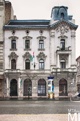 IMG_1063_Alkotmány u. 25_homlokzat.jpg