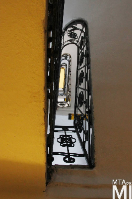 IMG_5544_Alkotmány u. 25_melléklépcsőház.jpg