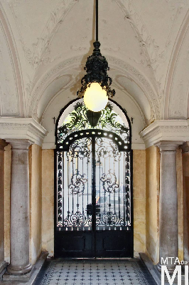 IMG_5513_Alkotmány u. 25_kapualj.jpg