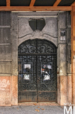 IMG_1739_Alkotmány u. 27_homlokzat_kapu.jpg