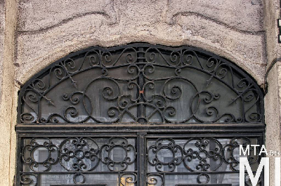 IMG_1742_Alkotmány u. 27_homlokzat_kapu_részlet.jpg