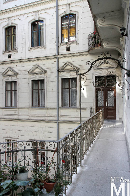 IMG_6675_Alkotmány u. 31_udvari_homlokzat_részlet.jpg