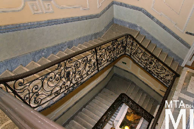 IMG_0974_Alkotmány u. 3_lépcsőház.jpg