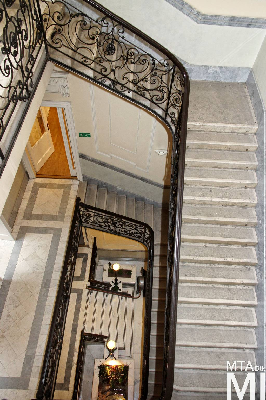 IMG_0246_Alkotmány u. 3_lépcsőház.jpg