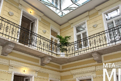 IMG_0238_Alkotmány u. 3_udvar.jpg