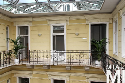 IMG_0247_Alkotmány u. 3_udvar.jpg