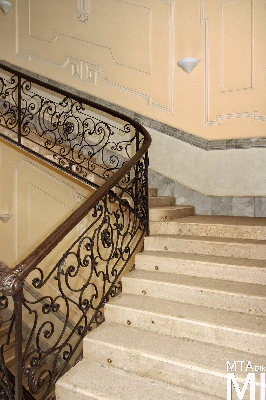 IMG_0243_Alkotmány u. 3_lépcsőház.jpg