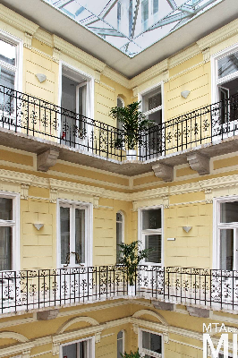 IMG_0235_Alkotmány u. 3_udvar.jpg