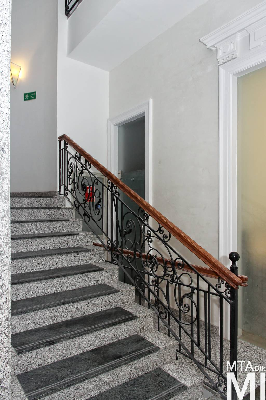 IMG_0179_Alkotmány u. 5_lépcsőház.jpg