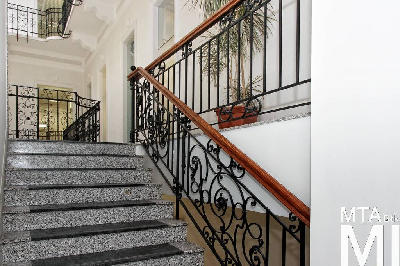 IMG_0174_Alkotmány u. 5_lépcsőház.jpg