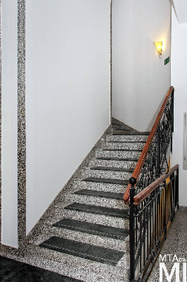 IMG_0178_Alkotmány u. 5_lépcsőház.jpg