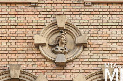 IMG_6166_Alkotmány u. 6_homlokzat_részlet_tondó.jpg