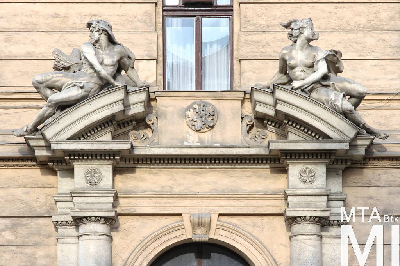 IMG_0293_Alkotmány u. 6_homlokzat_részlet_kaputimpanon.jpg