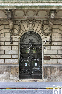 IMG_5711_Alkotmány u. 8_Szemere utcai homlokzat_kapu.jpg