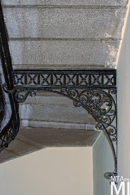 IMG_2346_Alkotmány u. 9-11_melléklépcsőház.jpg