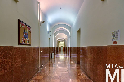 IMG_2317_Alkotmány u. 9-11_belső_folyosó.jpg