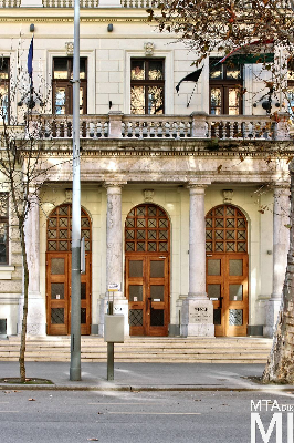 IMG_0038_Alkotmány u. 9-11_homlokzat_részlet_kapu.jpg