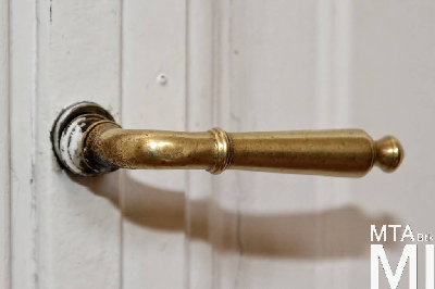 IMG_2335_Alkotmány u. 9-11_belső_ajtó_részlet.jpg