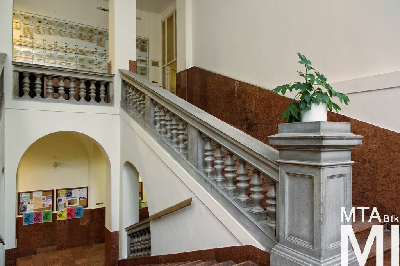 IMG_2417_Alkotmány u. 9-11_lépcsőház.jpg