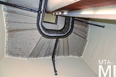 IMG_2340_Alkotmány u. 9-11_melléklépcsőház.jpg