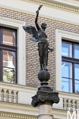 IMG_8831_Alkotmány u. 9-11_külső_Hermész szobor.jpg